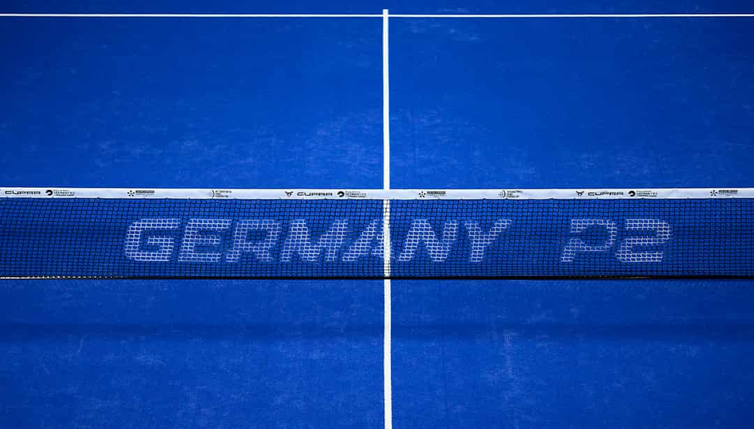 Net met de tekst Germany P2 op de blauwe padelbaan van het Premier Padel-toernooi in Düsseldorf