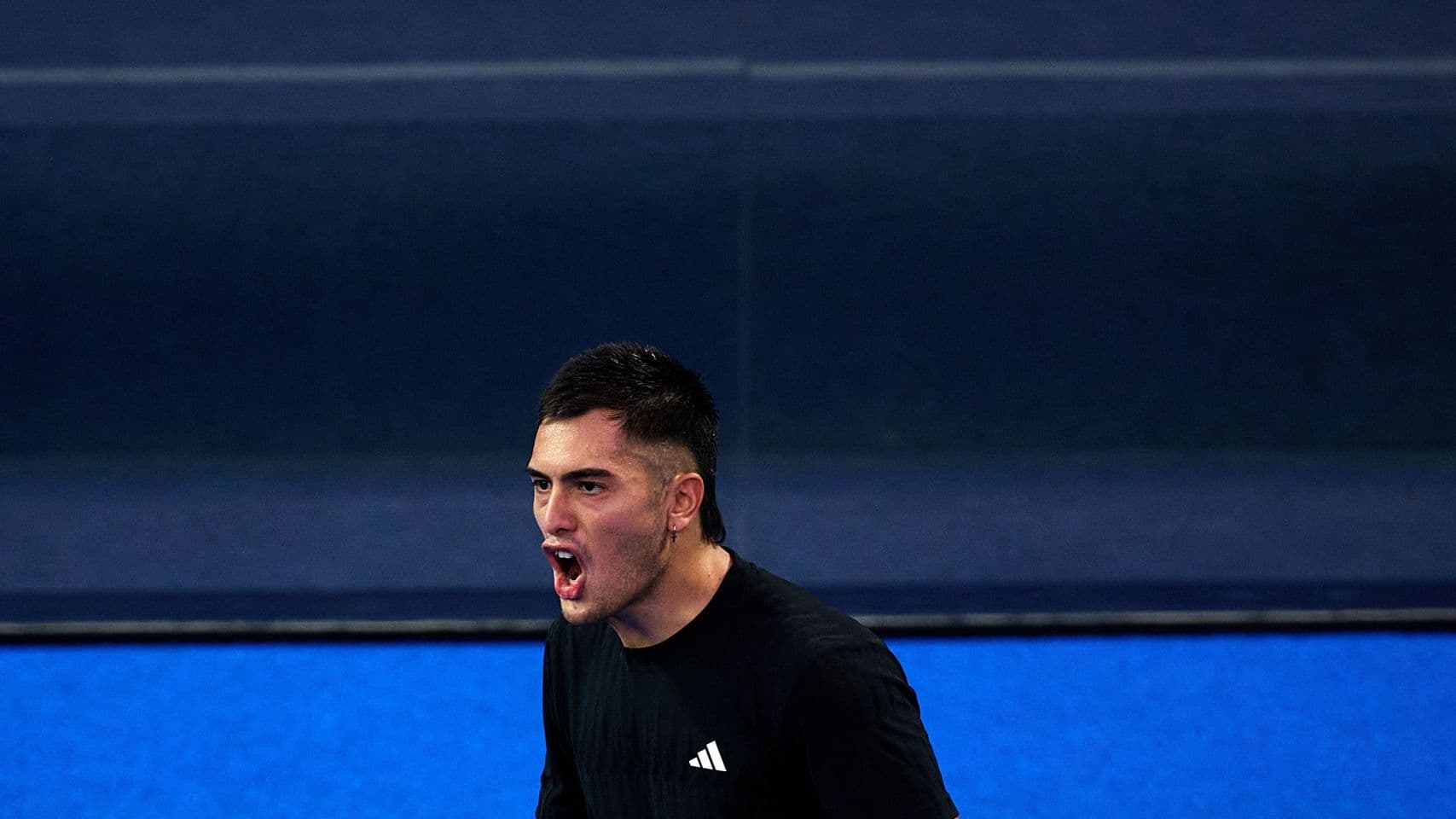 Actie op de baan tijdens het Premier Padel P2-toernooi in het Palacio de Deportes de la Guía in Gijón