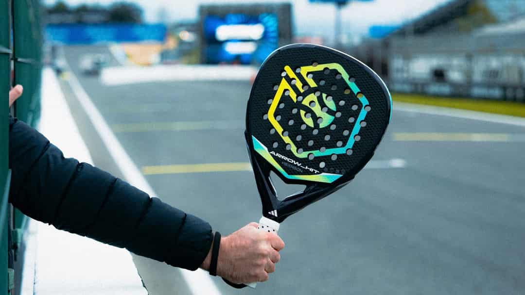 Padelracket met hexagon-design voor het Formule E-circuit van Madrid tijdens de Hexagon World Series activatie op 9 april 2026