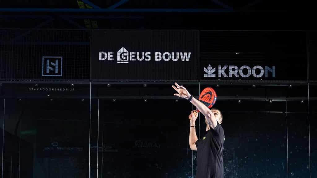 Padelspeler slaat een smash op de baan bij Hink Padel Schagen