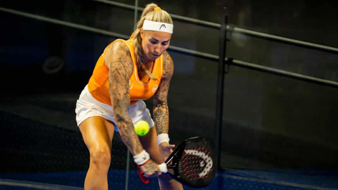 Bo Luttikhuis en Janine Hemmes in actie op een internationaal padel toernooi voor vrouwen