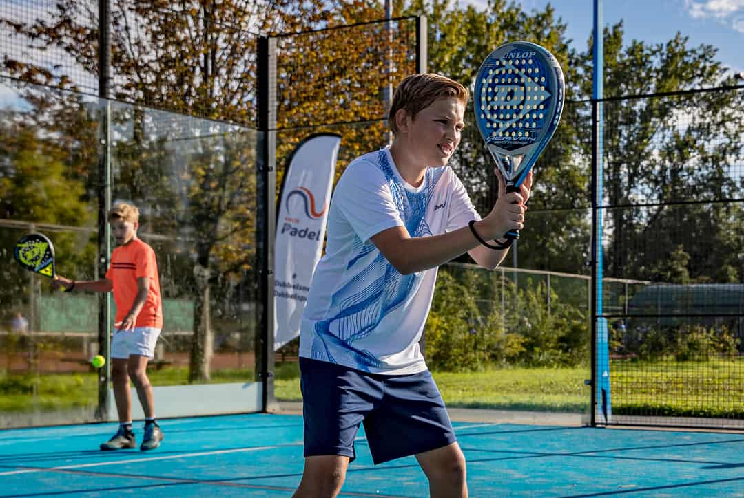 Jeugdspelers in actie tijdens KNLTB padelcompetitie in Nederland