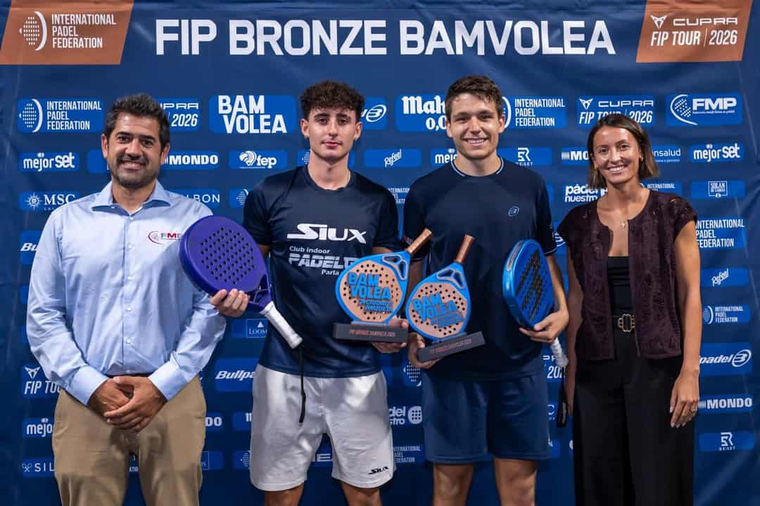 Javier Collantes en Asier Martinez met hun trofeeen na de winst op het FIP Bronze BamVolea in Madrid