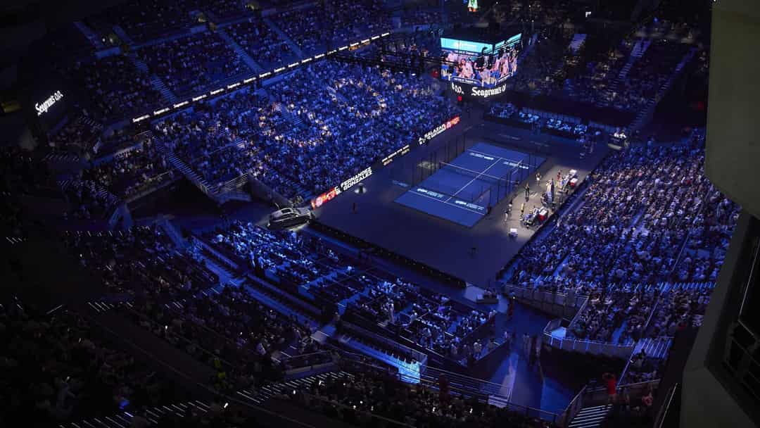 Overzicht van de Movistar Arena in Madrid met een vol publiek rond het verlichte centre court tijdens de Premier Padel P1