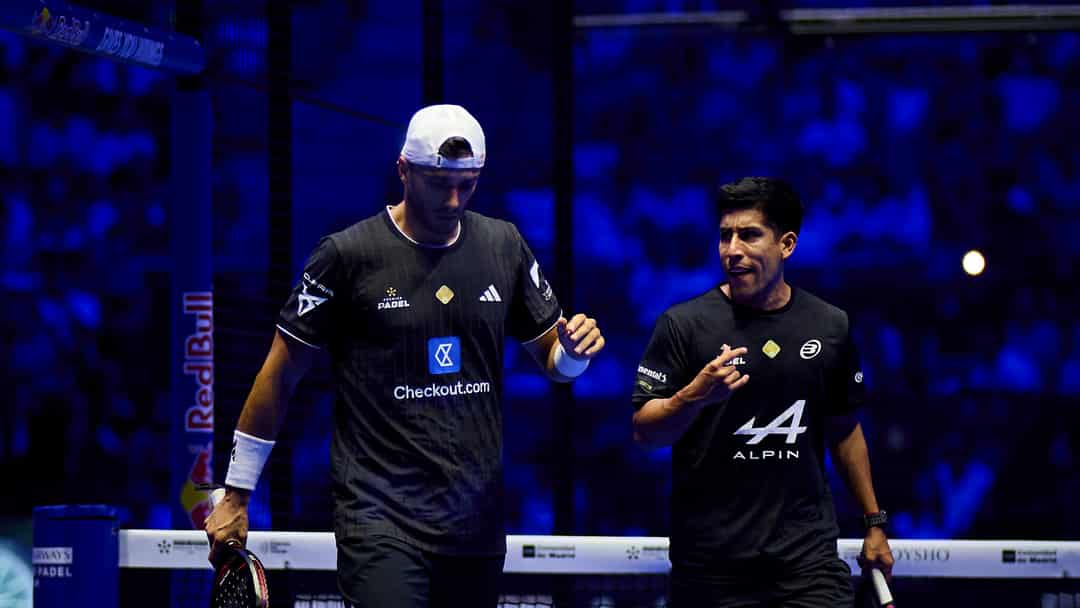 Alejandro Galan en Federico Chingotto overleggen bij het net tijdens de halve finale van het Madrid P1