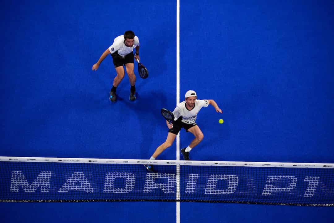 Twee padelspelers aan het net van bovenaf gezien met het MADRID P1-netdoek in beeld