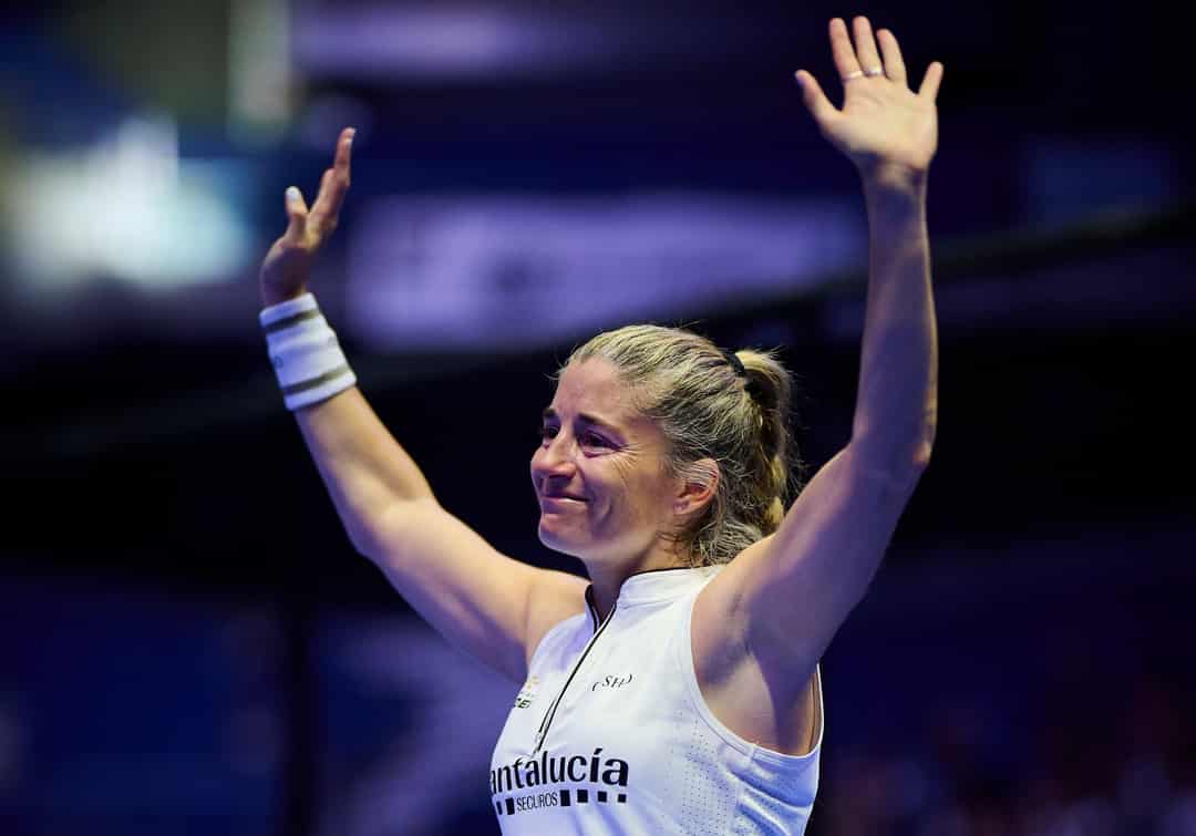 Alejandra Salazar met beide armen omhoog en tranen in de ogen tijdens haar huldiging in Madrid