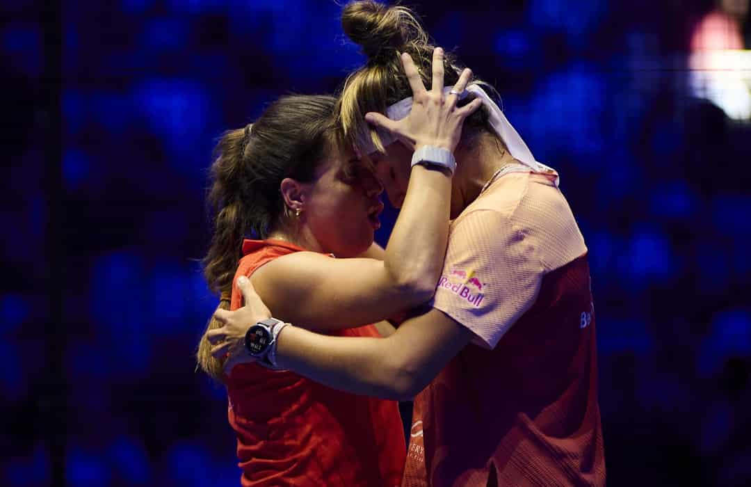 Twee speelsters omhelzen elkaar na de gewonnen halve finale in de Movistar Arena