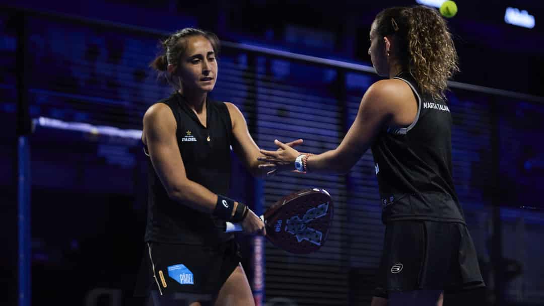 Twee speelsters tikken elkaar af aan het net tijdens het Premier Padel P1 in Madrid