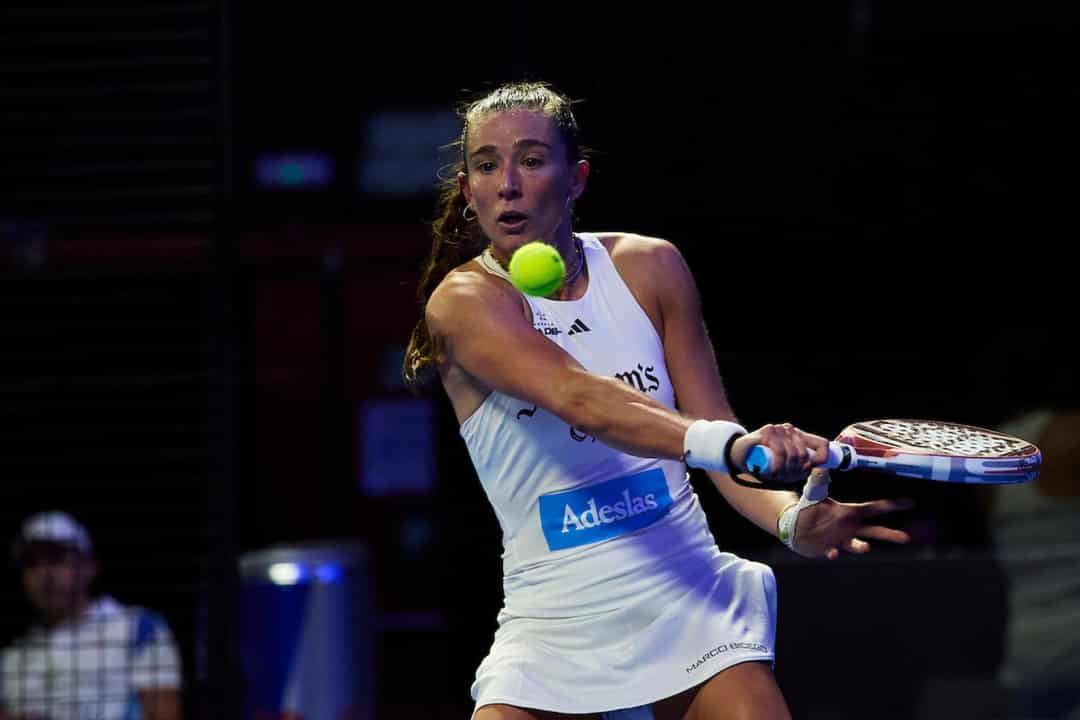 Speelster slaat een forehand tijdens het vrouwenschema van de Premier Padel P1 in Madrid