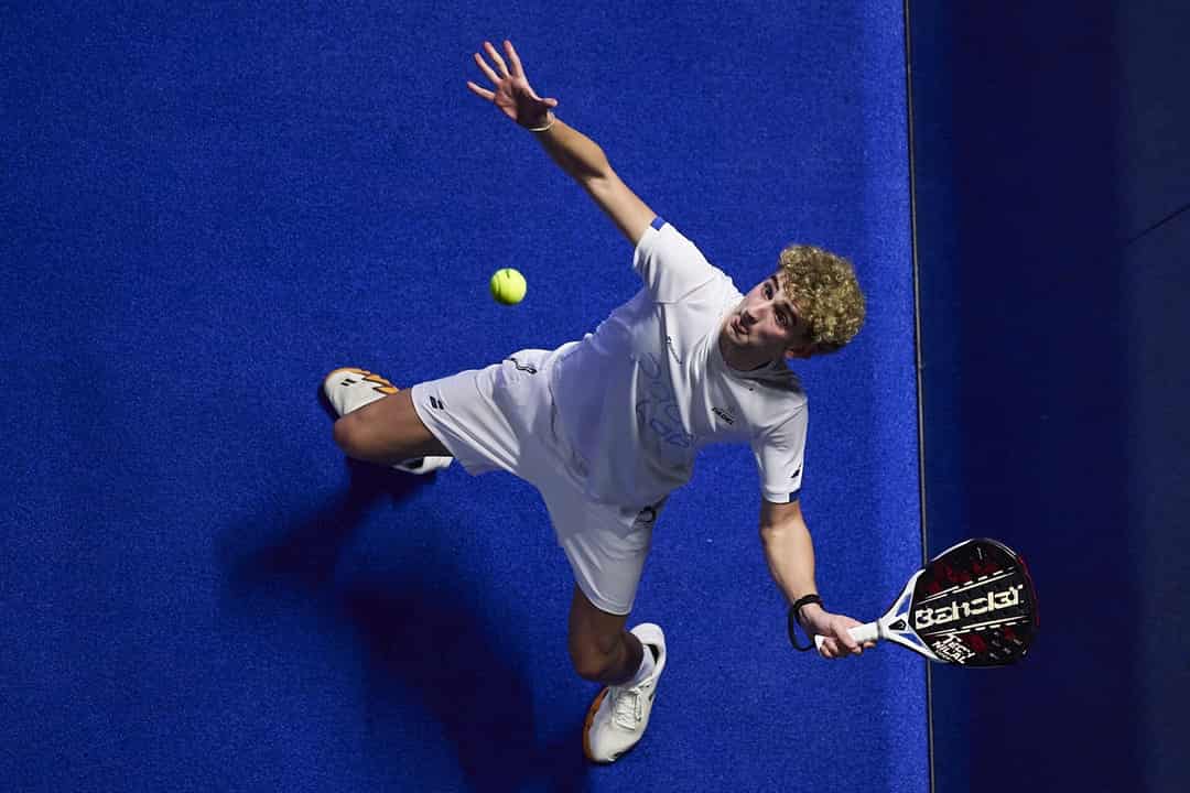 Padelspeler slaat een smash op de blauwe baan van de Movistar Arena tijdens de Madrid P1 2026