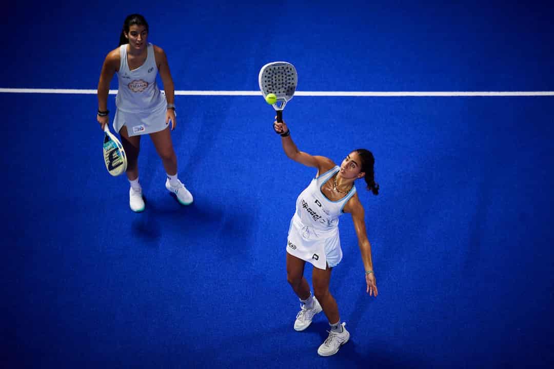 Twee speelsters in actie op de blauwe baan van de Movistar Arena tijdens het vrouwentoernooi van de Premier Padel P1 in Madrid