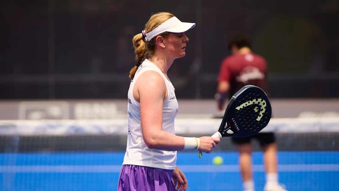 Marcella Koek met haar racket bij het net tijdens een partij op de CUPRA FIP Tour