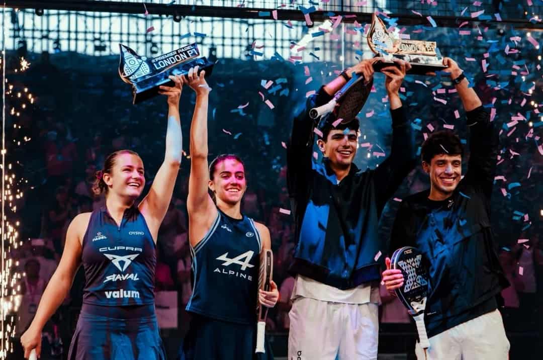 Martina Calvo en Claudia Fernandez houden de trofee omhoog na de gewonnen P1-finale in Londen