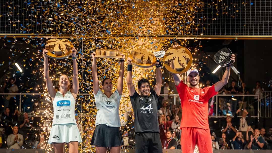 Winnaars Miami Premier Padel P1 2025 met trofeeën en gouden confetti op de baan