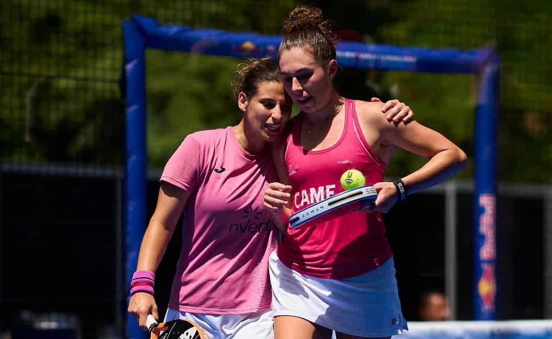Nuria Rodriguez en Giulia Dal Pozzo overleggen op de baan tijdens een CUPRA FIP Tour-wedstrijd