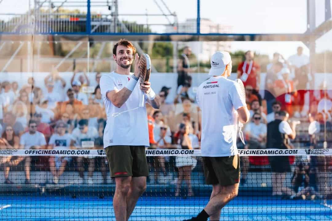 Miguel en Nuno Deus bedanken het publiek na hun overwinning op de Middellandse Zeespelen in Taranto
