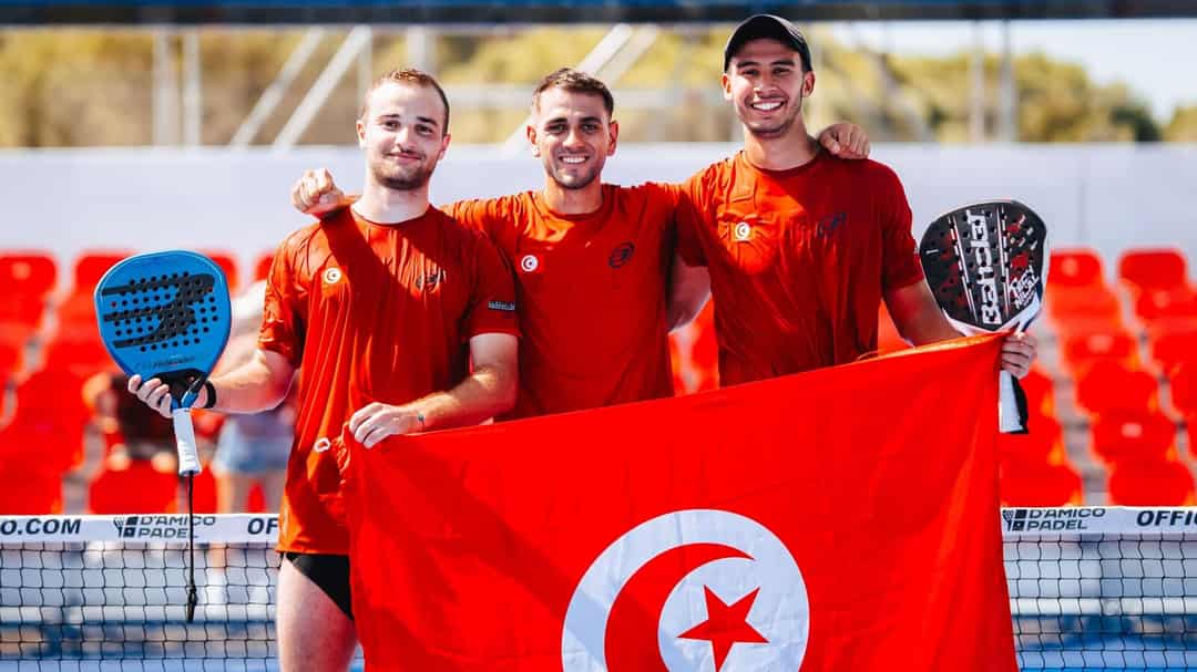 Tunesische padellers vieren hun zege met de nationale vlag in Taranto