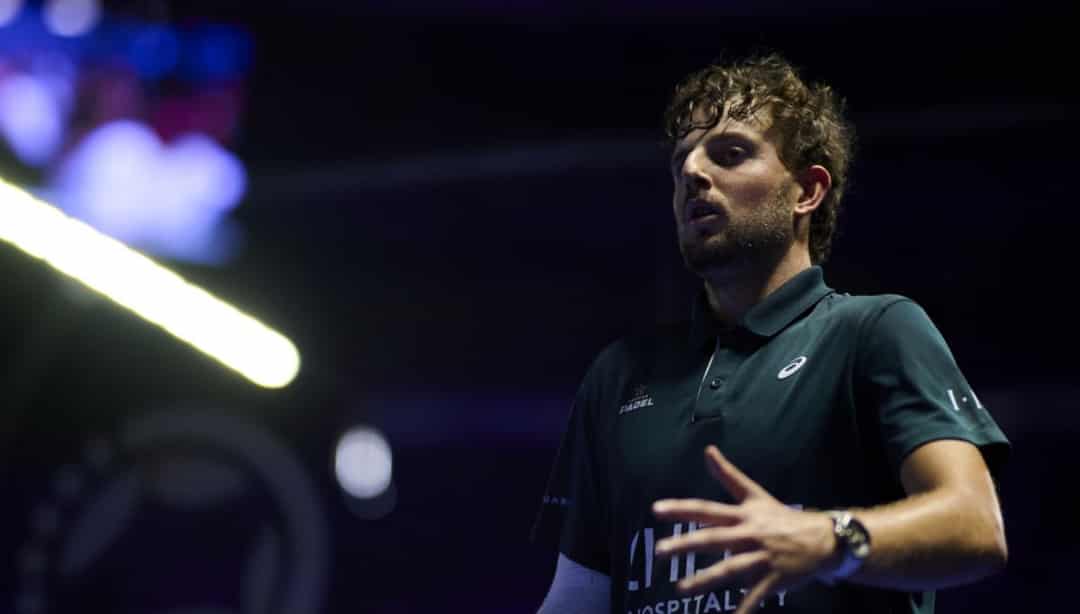 Mike Yanguas gebaart tijdens een wedstrijd op een indoor padelbaan