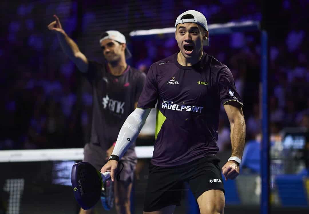 Leo Augsburger juicht tijdens de halve finale in Milaan, Juan Lebrón staat achter hem