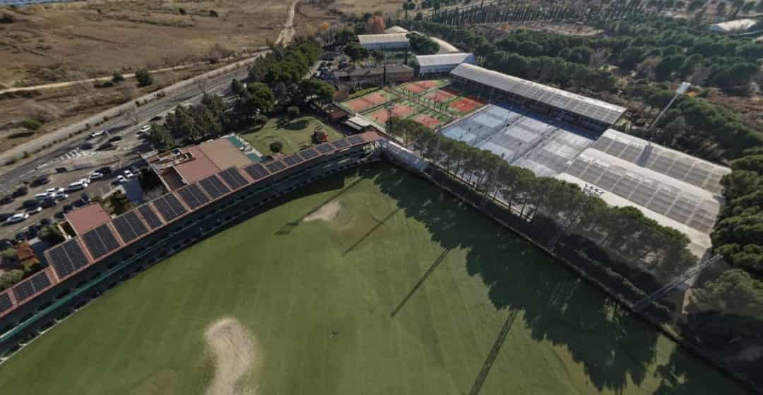 Luchtfoto van Club El Estudiante bij Madrid met rijen overdekte padelbanen