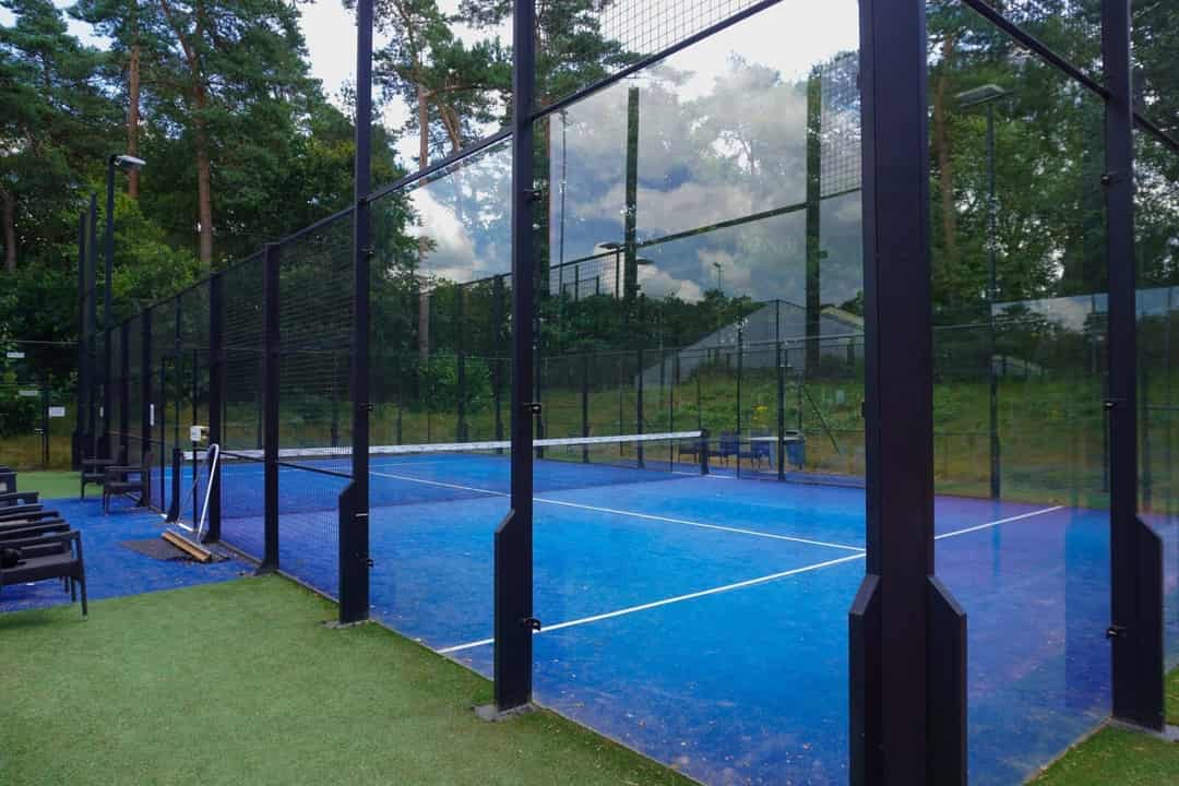 Blauwe outdoor padelbanen bij Strokel Tennis en Padel in Harderwijk, omgeven door bomen