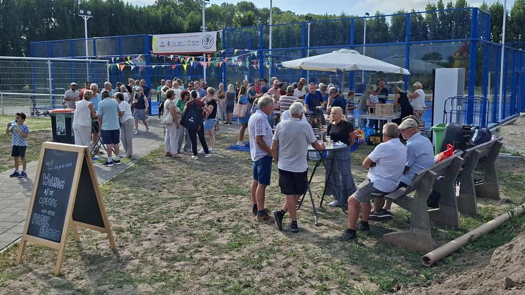 Feestelijke opening van de nieuwe padelbanen in Piershil met bezoekers rond de blauwe banen