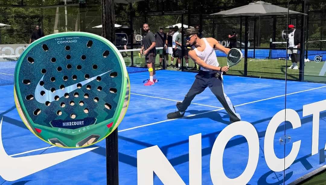 Nike Command padelracket op het NOCTA Manor-event, met spelers op de blauwe NOCTA-baan