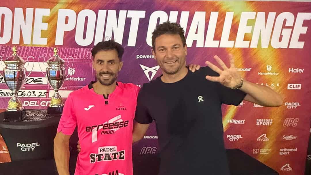 Twee spelers poseren bij het One Point Challenge evenement in Dortmund
