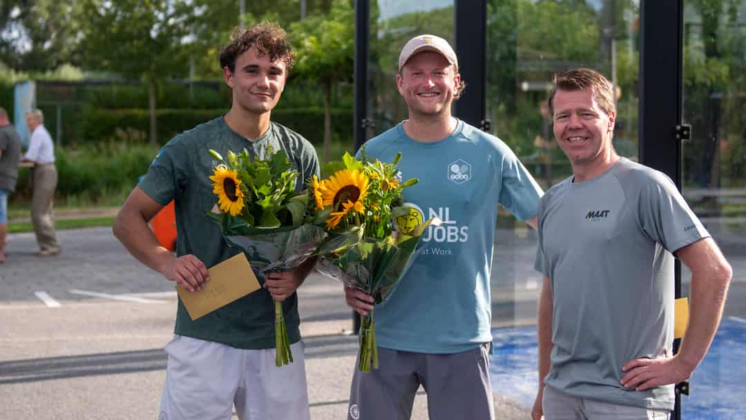 Winnaars Niels van der Velden en Roman van der Werf met bloemen bij de prijsuitreiking op de padelbaan in Alblasserdam