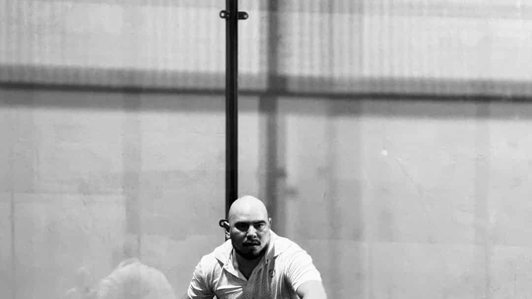 Padel speler in actie op het veld