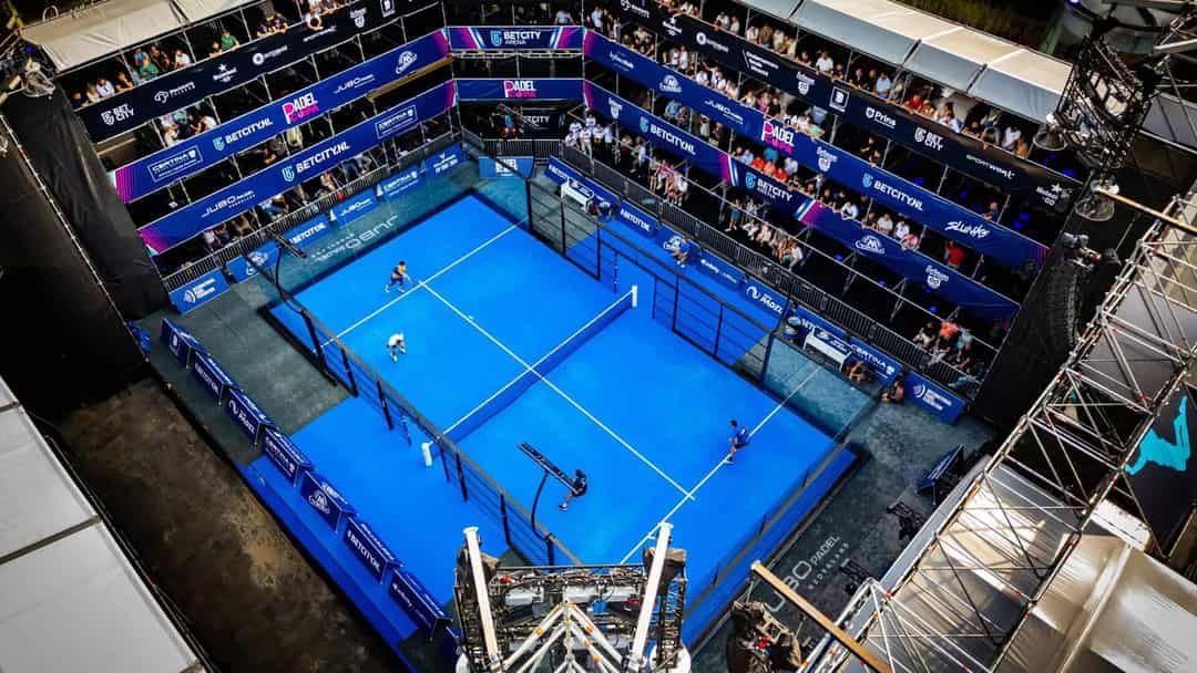 Overzicht van de tijdelijke Padel Copa-arena op het Jaarbeursplein in Utrecht met vier spelers op de blauwe centercourt
