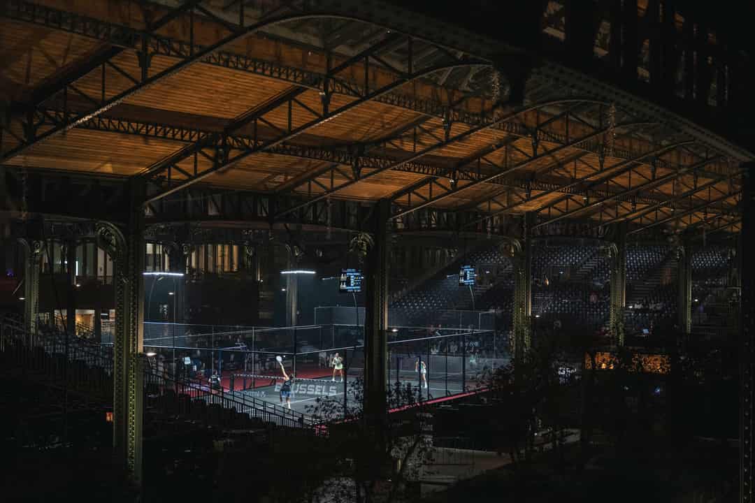 Padelbaan in de Gare Maritime in Brussel tijdens het Brussels Premier Padel toernooi