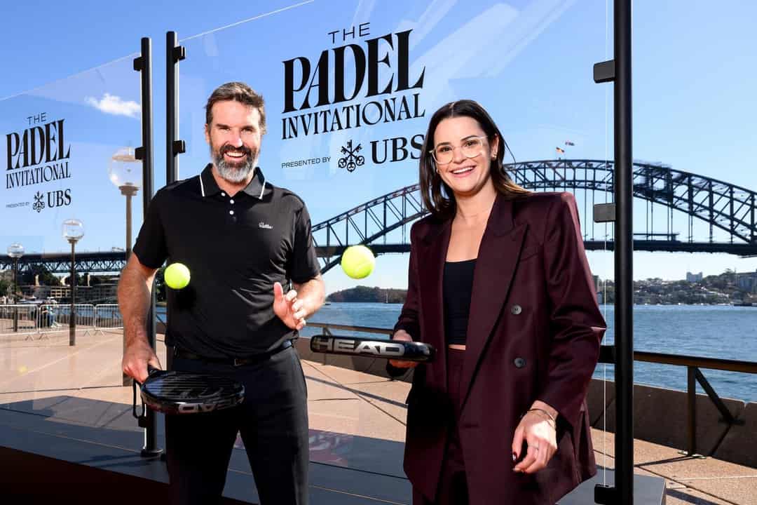Pat Rafter en Kaylee McKeown met padelrackets op de baan bij de Sydney Opera House