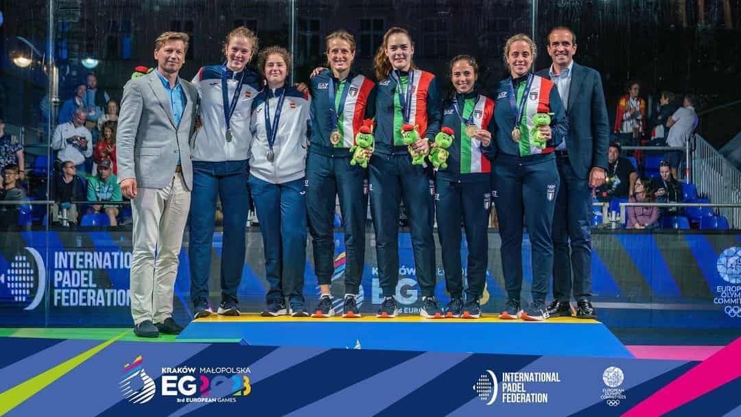 Medailleceremonie padel op een multisportevenement met spelers op het podium