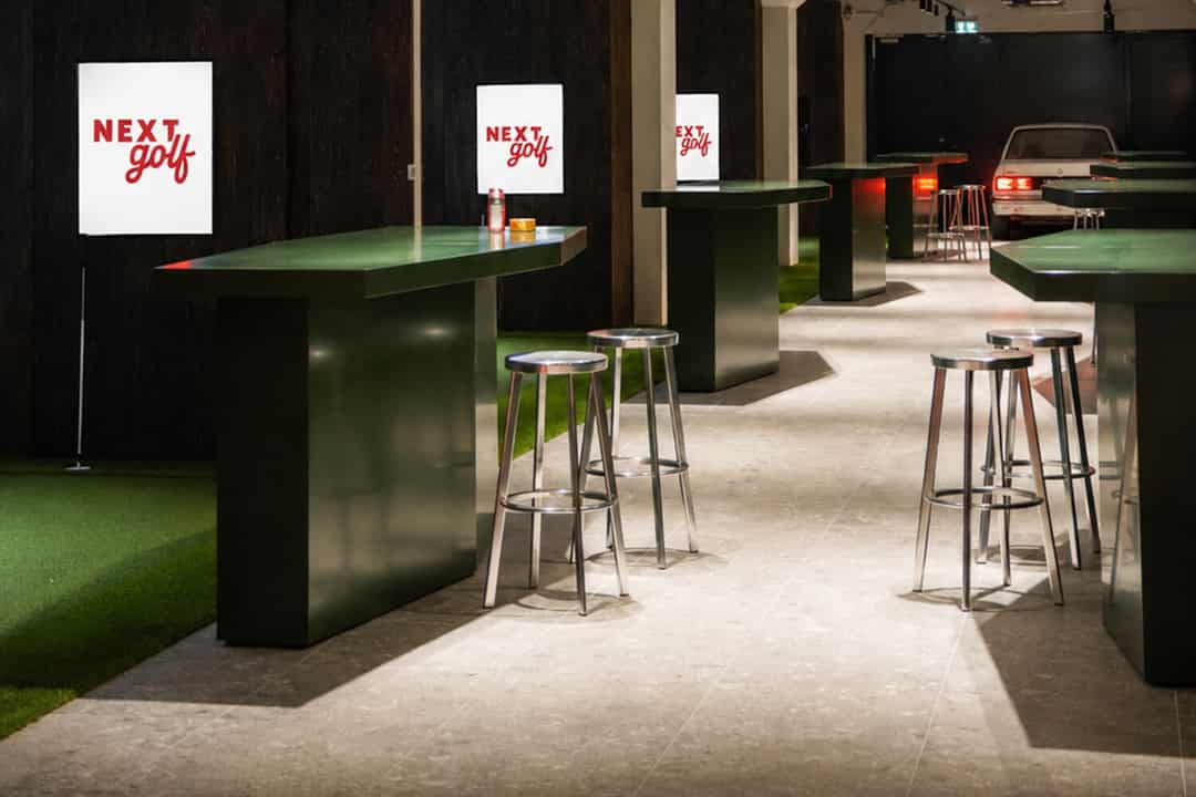 Interieur van het nieuwe indoor golfcentrum Next Golf in Amsterdam-West