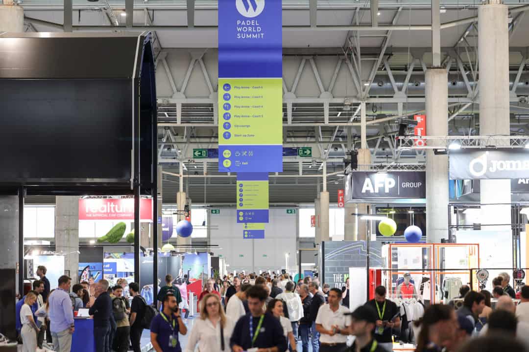 Beurshal van het Padel World Summit in Fira de Barcelona met bezoekers en stands