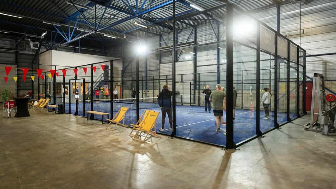 Indoor padelbanen bij Padelclub Feijenoord in Rotterdam, in een industrieel pand naast De Kuip