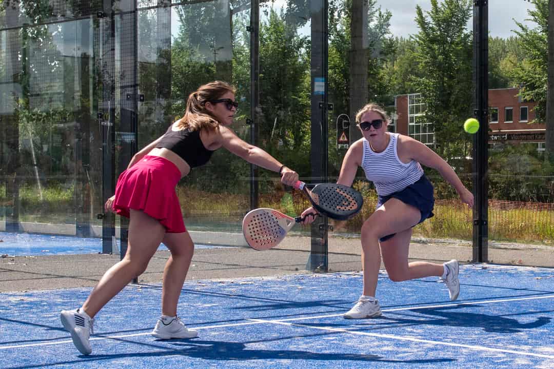 Twee speelsters in actie op de blauwe outdoor padelbanen van ATV Alblasserdam