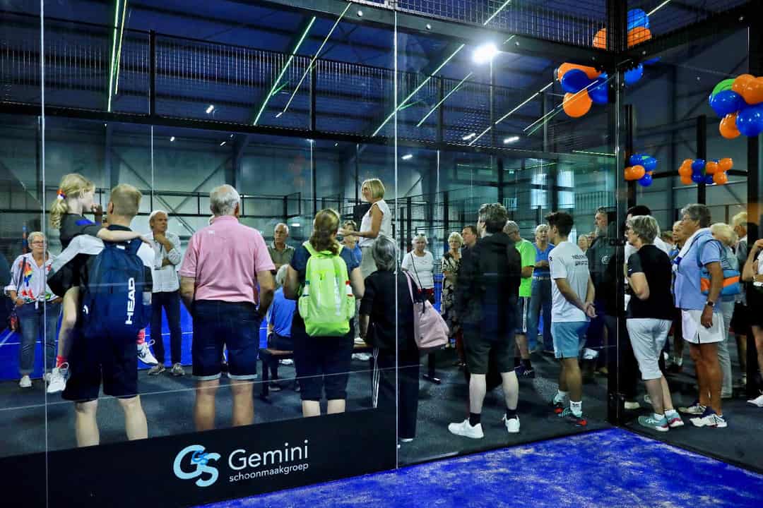 Leden van ATV Berkenrode bij de glazen banen in de nieuwe padelhal tijdens de opening