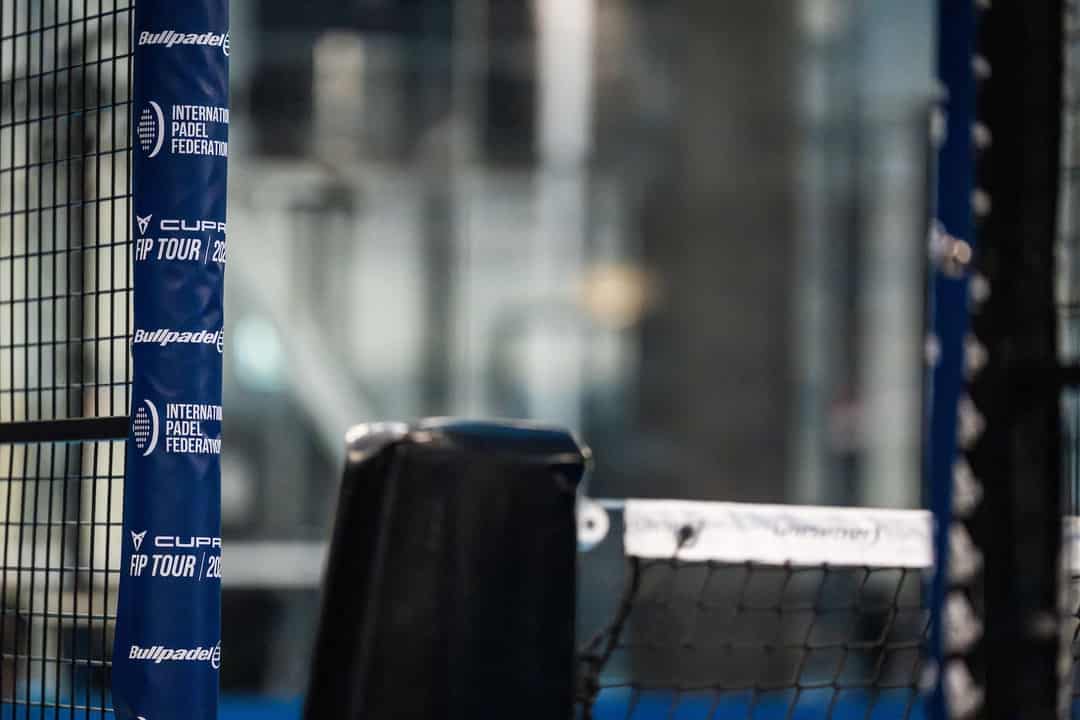 Netpaal met CUPRA FIP Tour-branding op een lege padelbaan