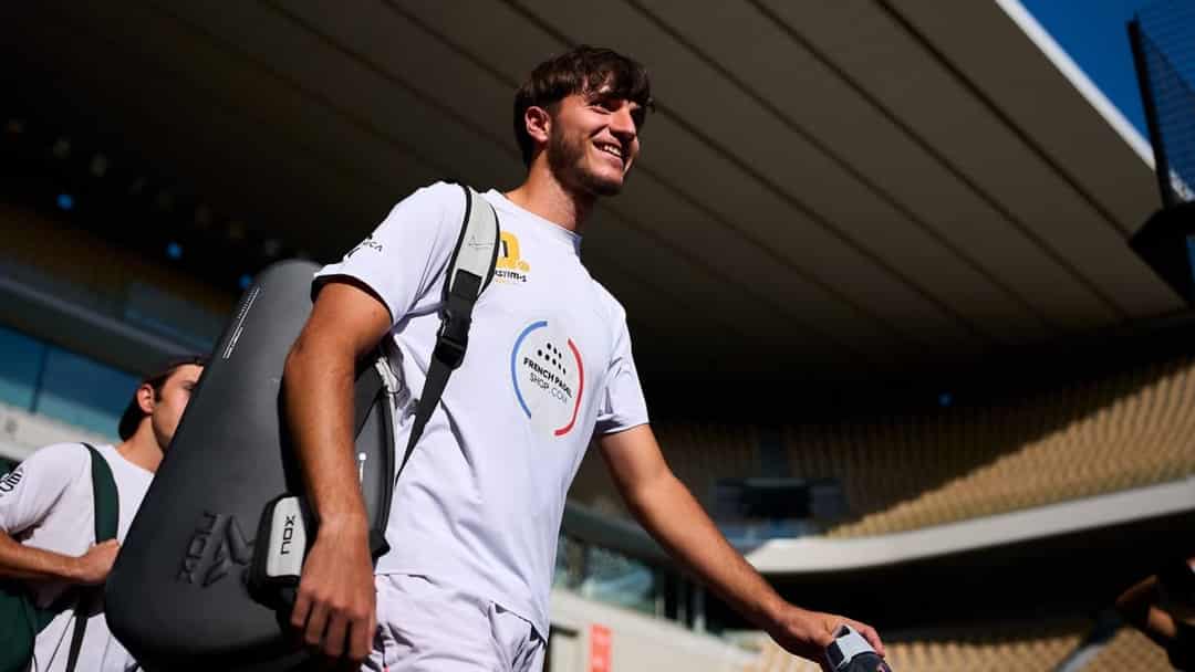 Franse padelspeler met rackettas loopt het stadion van Roland-Garros binnen tijdens het Alpine Paris Major 2026