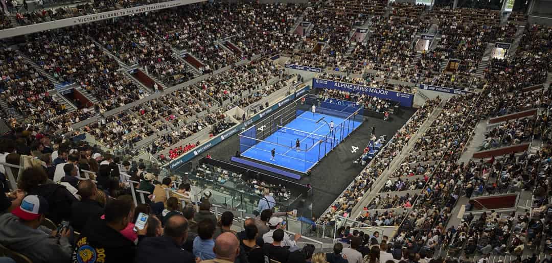 Uitverkocht Court Philippe-Chatrier met de blauwe padelbaan tijdens het Alpine Paris Major op Roland-Garros