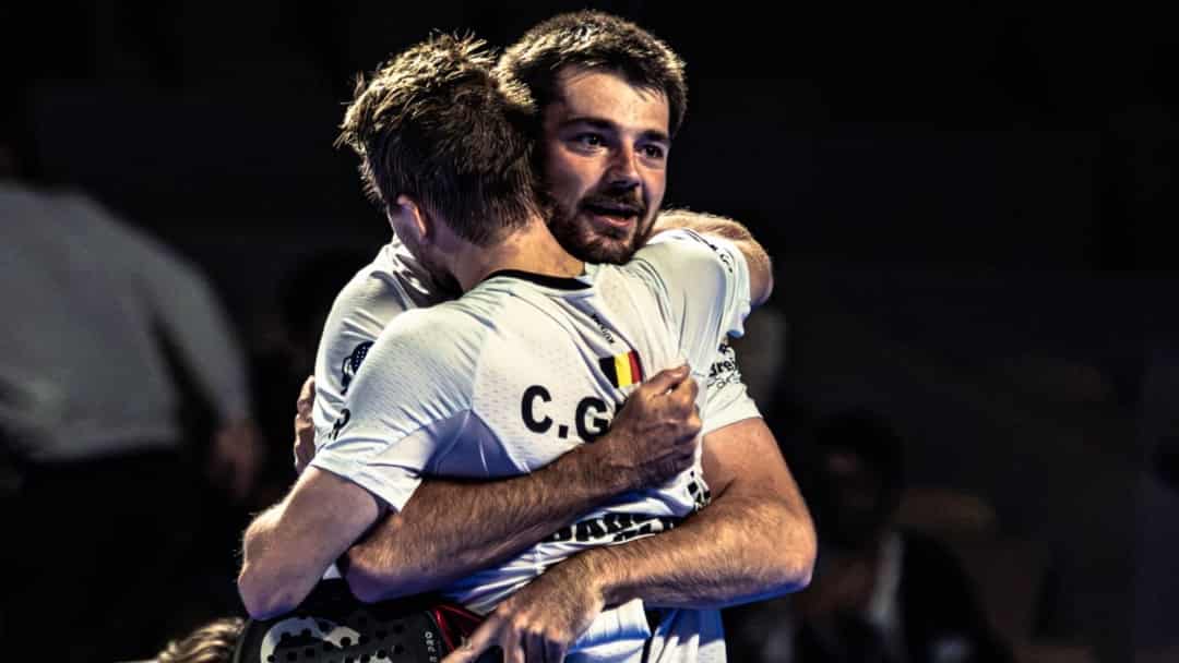 Clement Geens en Dylan Guichard omhelzen elkaar na hun overwinning op het Paris Major 2026