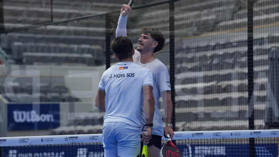 Thomas Leygue en Jesus Moya vieren een punt aan het net tijdens de kwalificatie van het Alpine Paris Major op Roland-Garros
