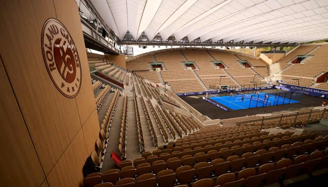 Blauwe padelbaan opgebouwd in het Court Philippe-Chatrier van Roland-Garros voor het Paris Major