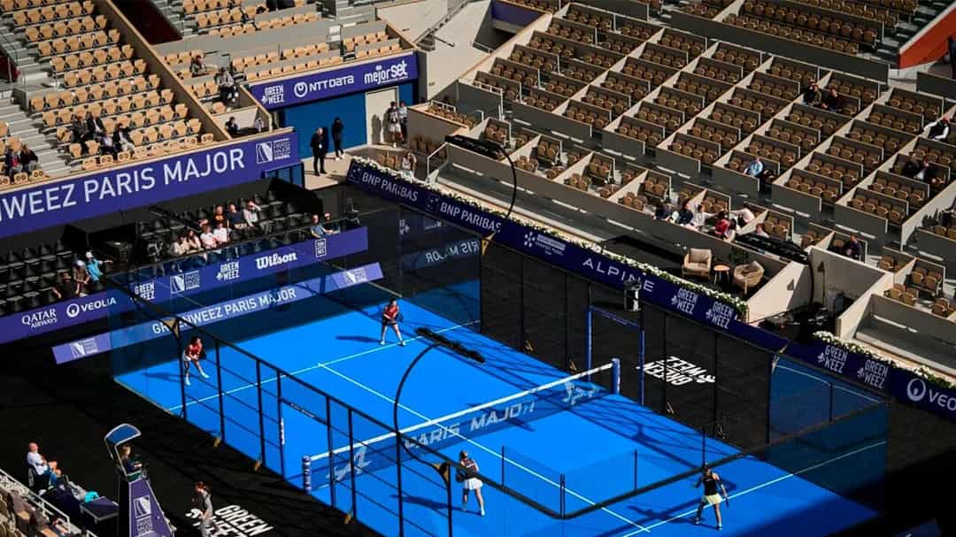 Padelbaan op Roland-Garros tijdens de Paris Major Premier Padel, met vier spelers in actie in het Philippe-Chatrier stadion