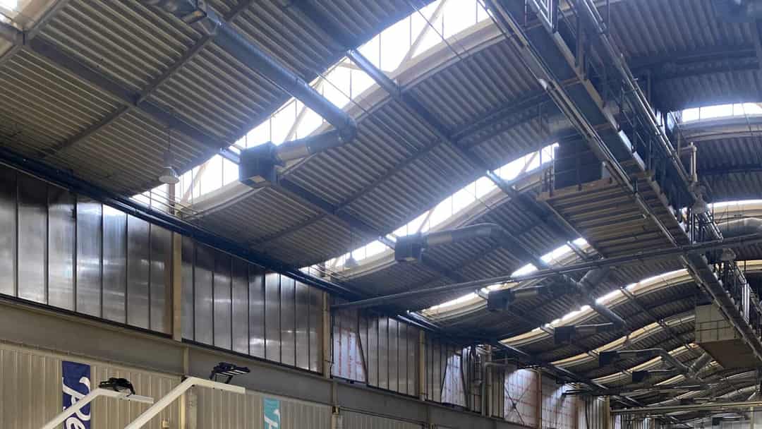 Padelbanen in de voormalige Wartsila-hal in de Zwolse Spoorzone bij Peakz Padel