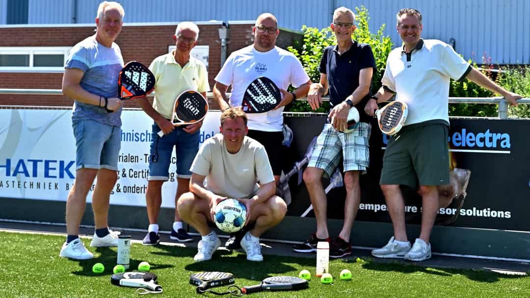 Padelcommissie van DSVP met padelrackets op het sportpark in Pijnacker