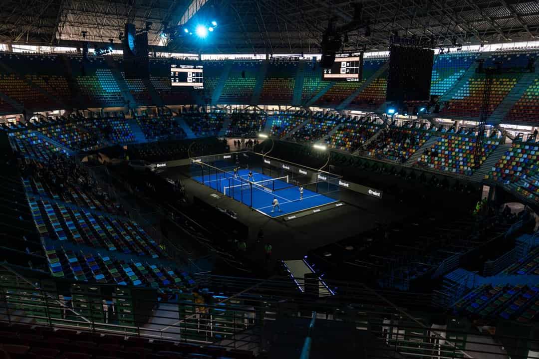 Het Mary Terán de Weiss-stadion in Parque Roca met een verlichte padelbaan tijdens Premier Padel Buenos Aires